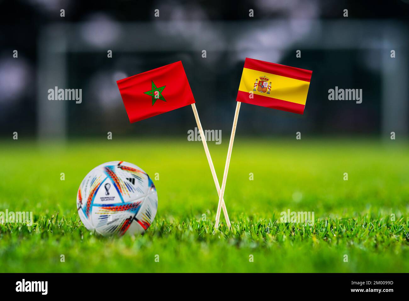 KATAR, DOHA, DEZEMBER 2. 2022: Marokko - Spanien Runde 16 des Fußballspiels. Offizieller Ball der FIFA-Weltmeisterschaft Katar 2022 auf grünem Gras. Fußballstadion i Stockfoto