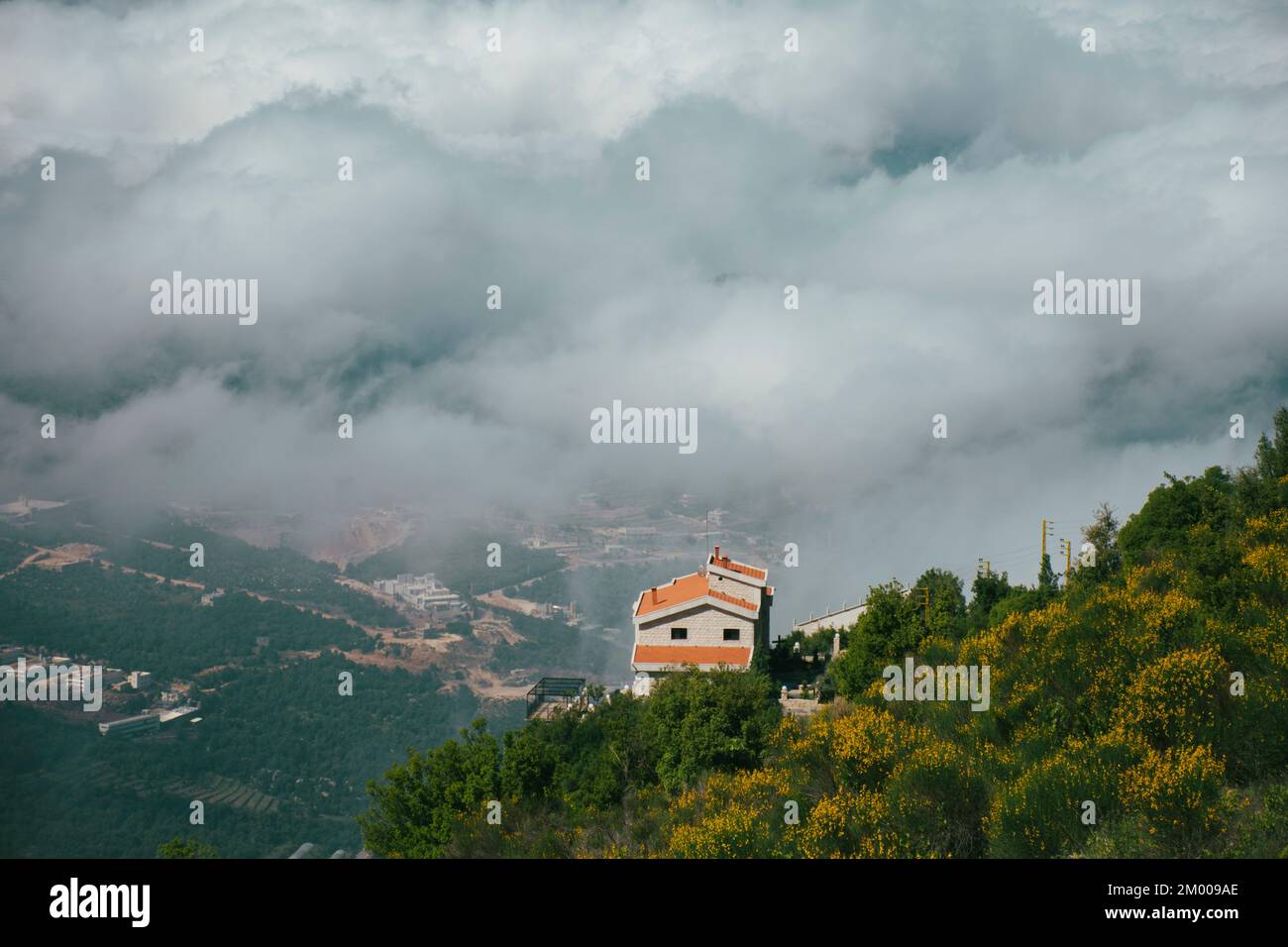 Haus über den Wolken Tannourin Libanon Stockfoto