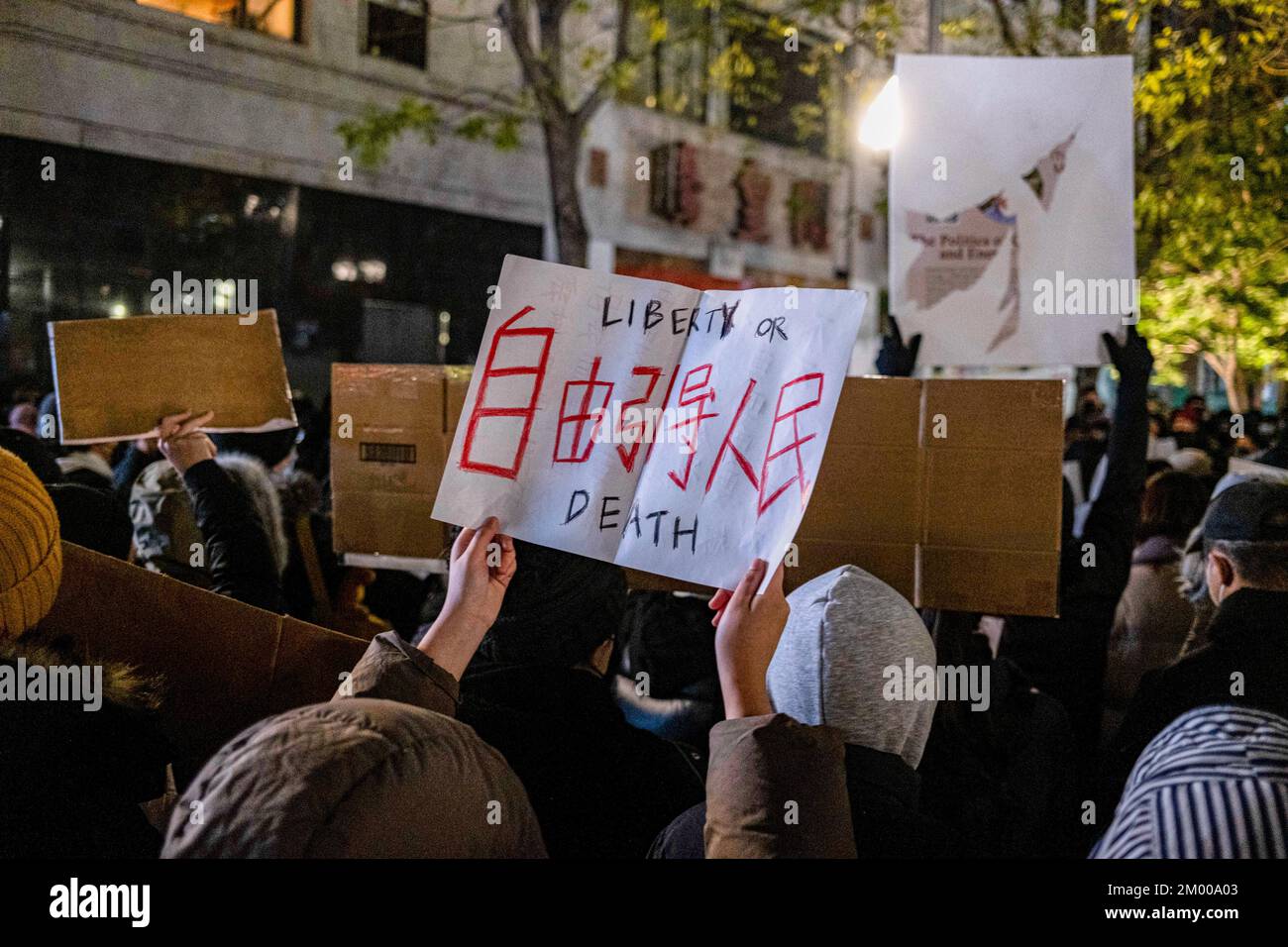 Boston, Usa. 02.. Dezember 2022. Ein Demonstrante hält ein Plakat mit der Aufschrift „Freiheit oder Tod; Freiheit führt Wege für die Menschen“ während eines Protests in Solidarität mit dem Urumqi-Volk am Tiananmen Memorial. Mehr als 400 Menschen nehmen an einer Nachtwache bei Kerzenschein am Tiananmen Memorial in Boston Chinatown Teil, um gegen Chinas Null-Covid-Politik zu protestieren und den Opfern des tragischen Feuers von Urumqi am 2. Dezember 2022 zu gedenken. (Foto: Tang Ka Huen/SOPA Images/Sipa USA) Guthaben: SIPA USA/Alamy Live News Stockfoto