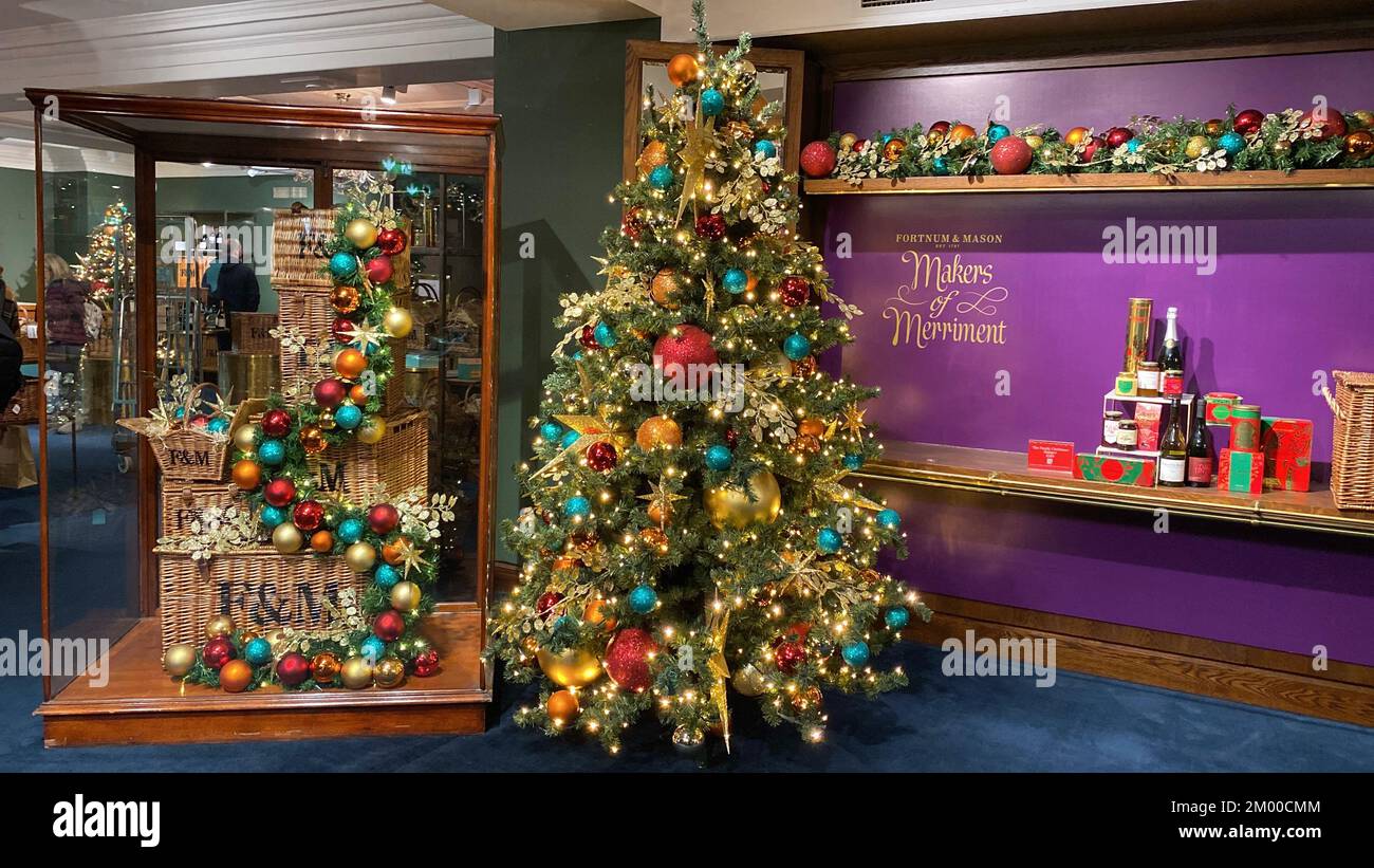 Es sieht langsam wie Weihnachten in London aus. Alle großen Einzelhändler haben Weihnachtsbäume und Schmuck ausgestellt und zum Verkauf. Fortnum & Mason und Harrods haben dort traditionelle Ausstellungen, die riesige Menschenmassen anziehen, um einkaufen zu gehen und Selfies an den Bäumen zu machen. Stockfoto