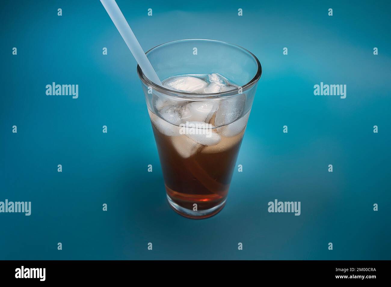 Eistee im Glas mit wiederverwendbarem Strohhalm retten den Planeten Stockfoto
