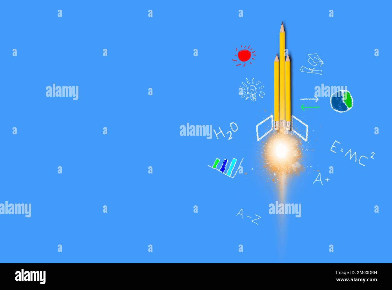 Bildungskonzept, Wissensmanagement, gelbe Bleistiftrolle auf blauem Hintergrund Stockfoto