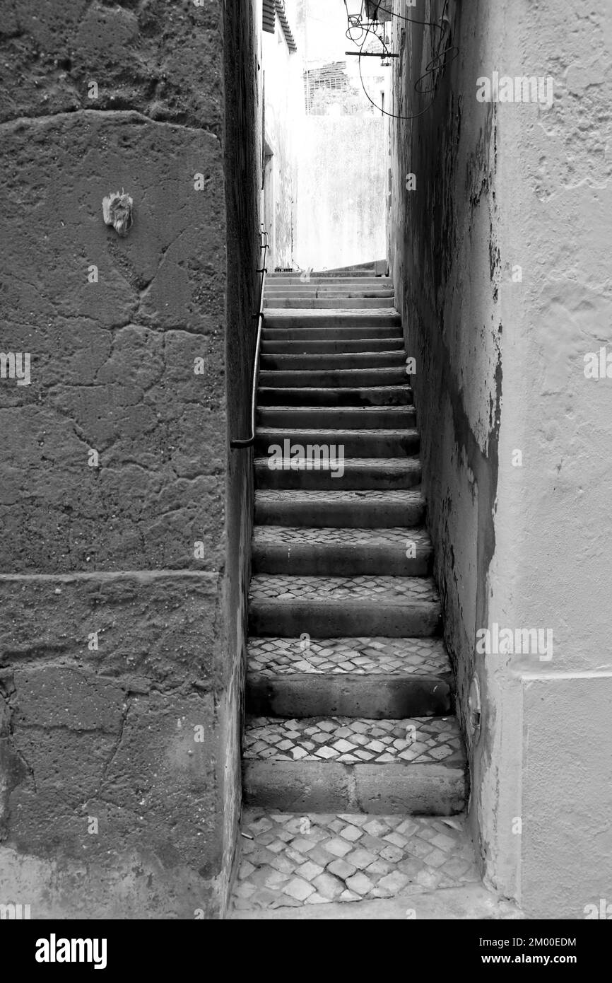 Enge Straße und Steintreppen in Alcacer do Sal, Setubal, Portugal Stockfoto