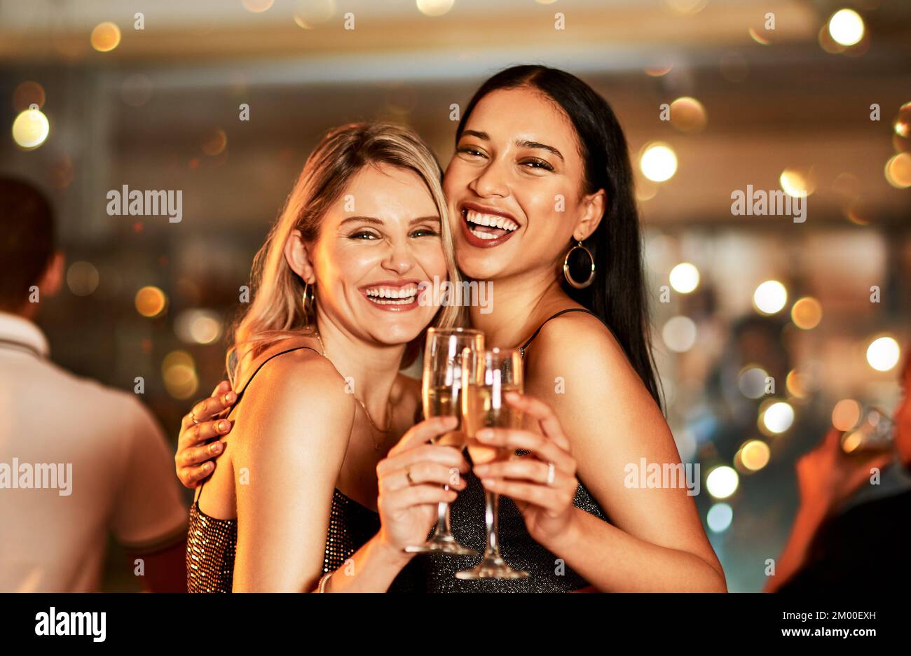 Porträt, Champagner und Clubbing mit Frauenfreunden, die Alkohol trinken, um das neue Jahr zu feiern. Party, Vielfalt und Veranstaltung mit einer Frau und Stockfoto