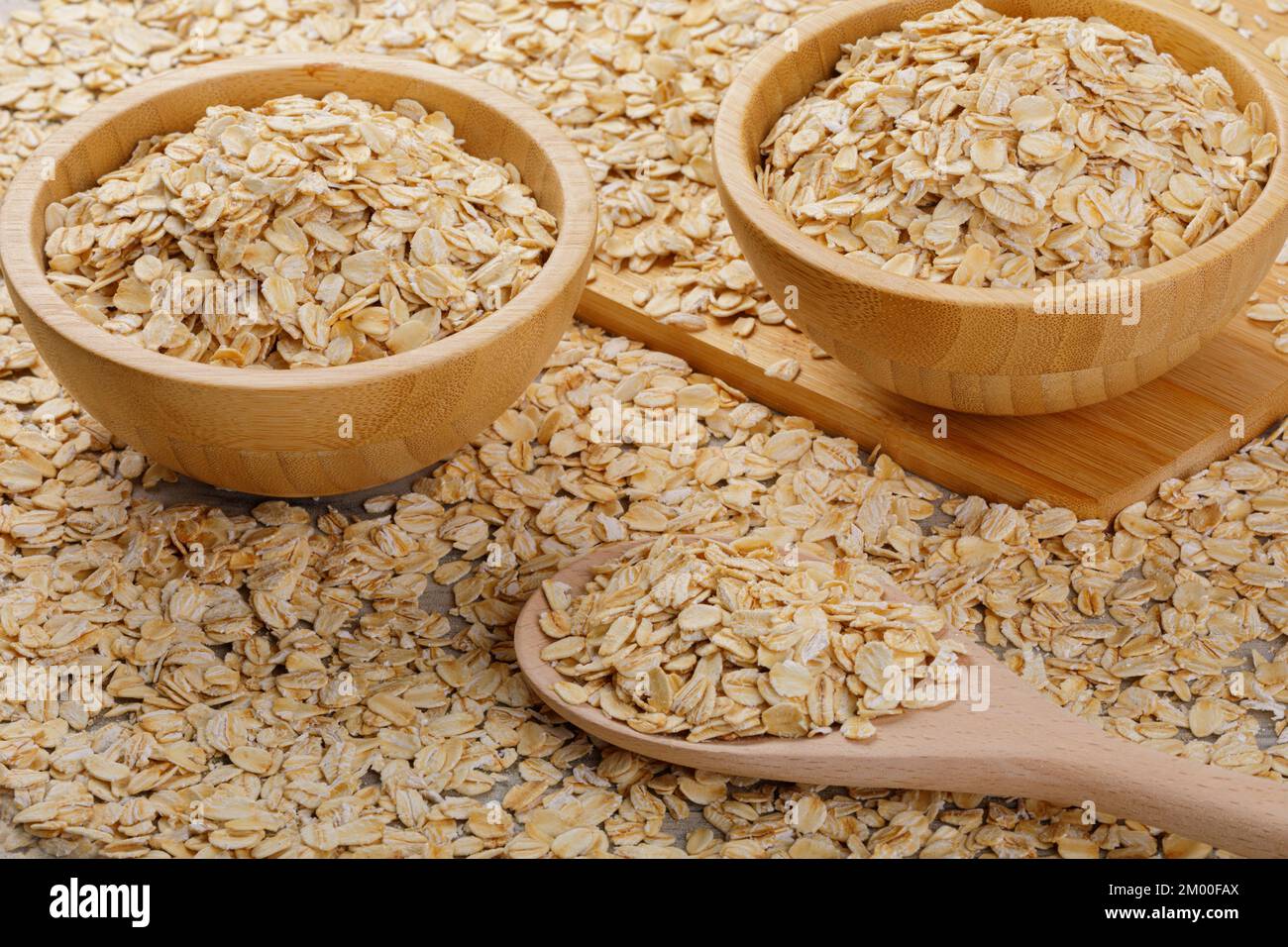 Nahaufnahme eines Hintergrunds von gesundem Vollkorn gerollten Hafer Stockfoto