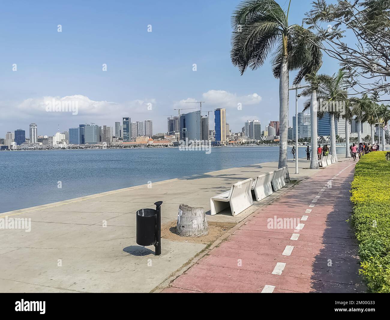 Luanda Angola - 09 17 2022: Blick auf die Luanda Bucht und Luanda marginal, Fußgängerweg mit tropischen Palmen, Downtown Lifestyle, Cabo Island, Stockfoto
