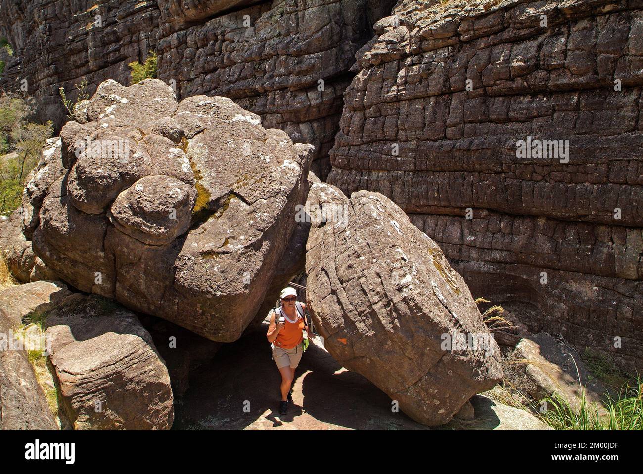 Australien, eine Frau zwischen der Felsformation namens Grand Canyon im Grampians National Park, Victoria Stockfoto