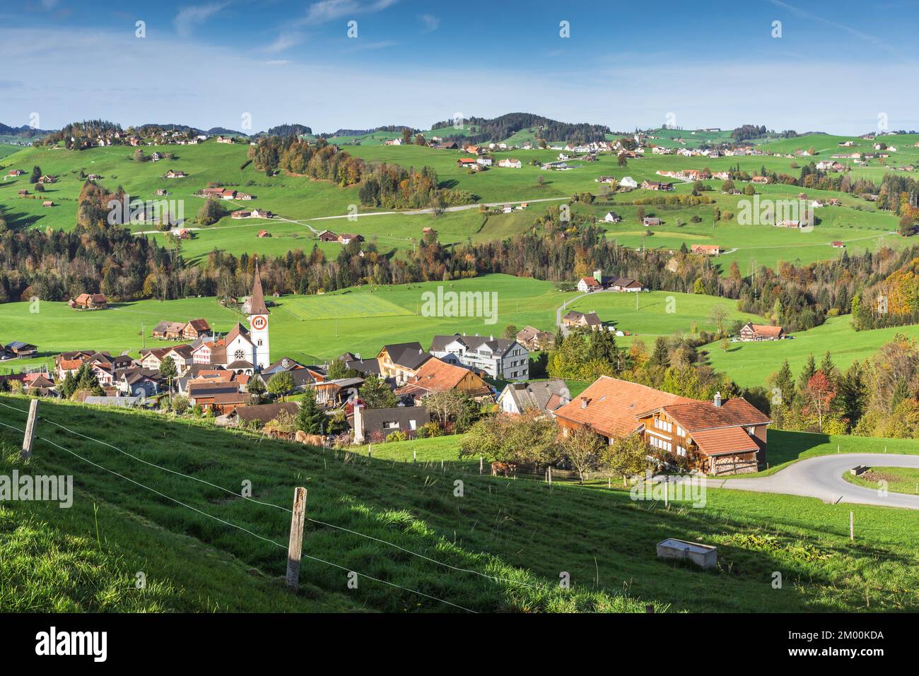 Typische hügelige Landschaft im Appenzellerland mit Dörfern, grünen Wiesen und Weiden. Haslen, Kanton Appenzell Innerrhoden, Schweiz Stockfoto