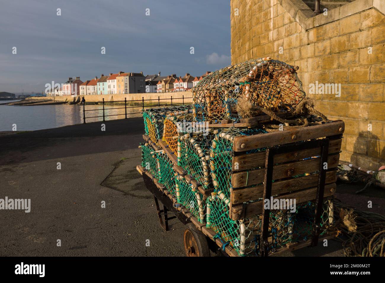 Die Strandpromenade und georgianische Terrassenhäuser im Headland in Old Hartlepool, England, Großbritannien und Hummerkrebse im Vordergrund Stockfoto