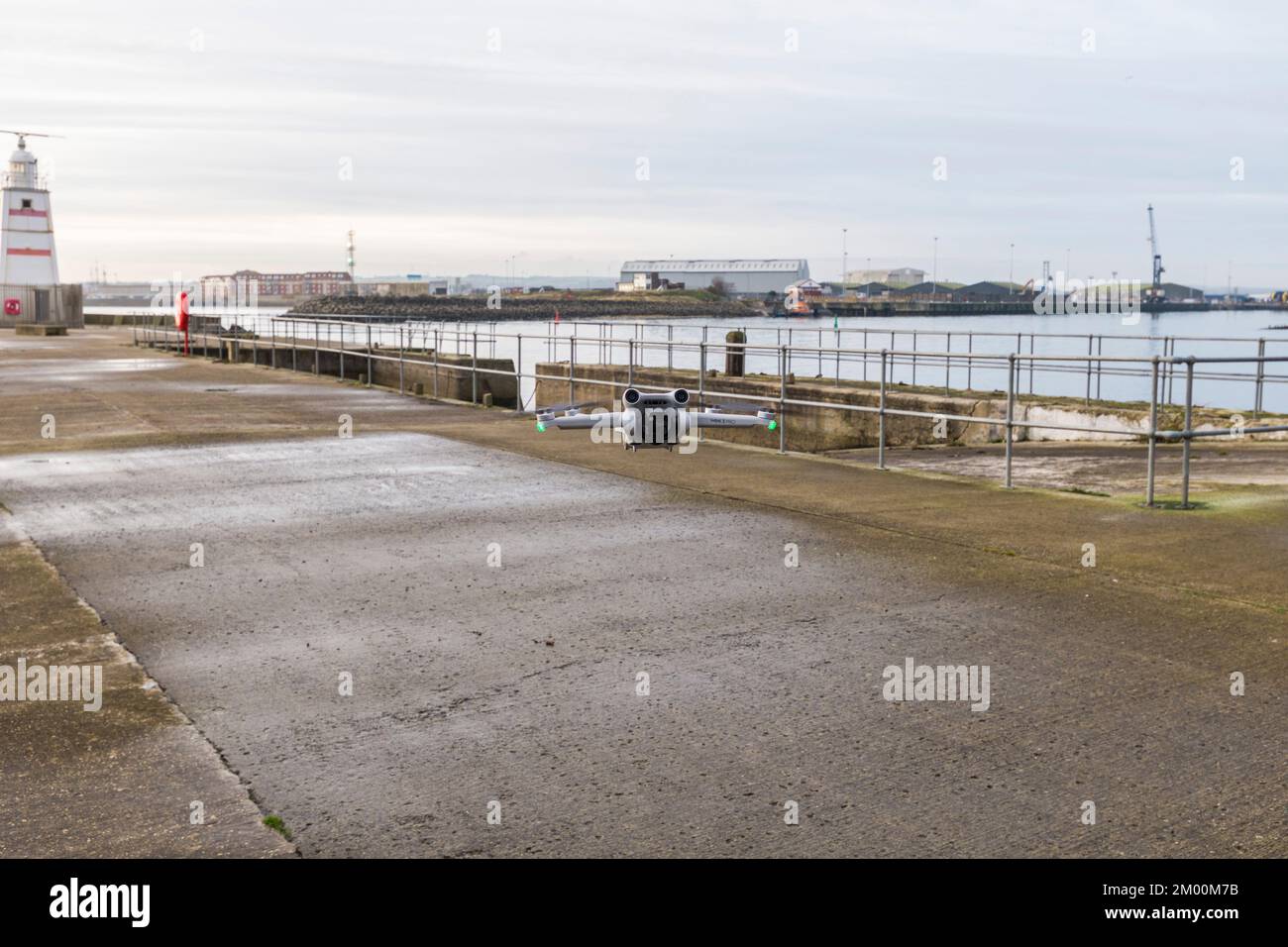 Eine DJI Mini 3 Pro Drohne schwebt über dem Pier in Hartlepool, England, Großbritannien Stockfoto