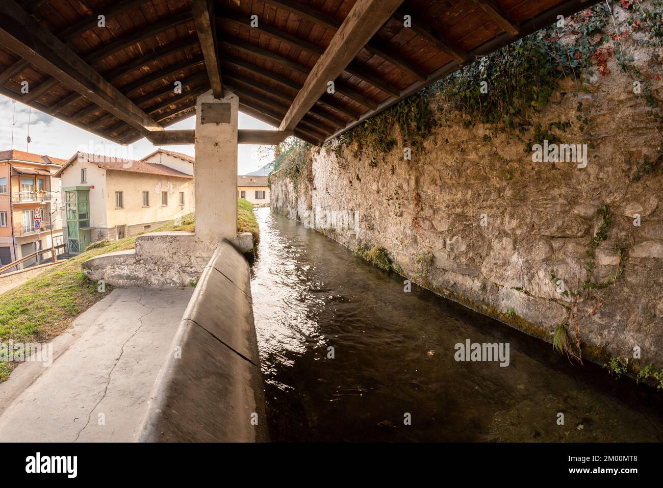 Borgo San Dalmazzo, Cuneo, Italien - 01. Dezember 2022: Das Steinwaschhaus in der Via Discesa Molino (Abfahrtsmühle) Stockfoto