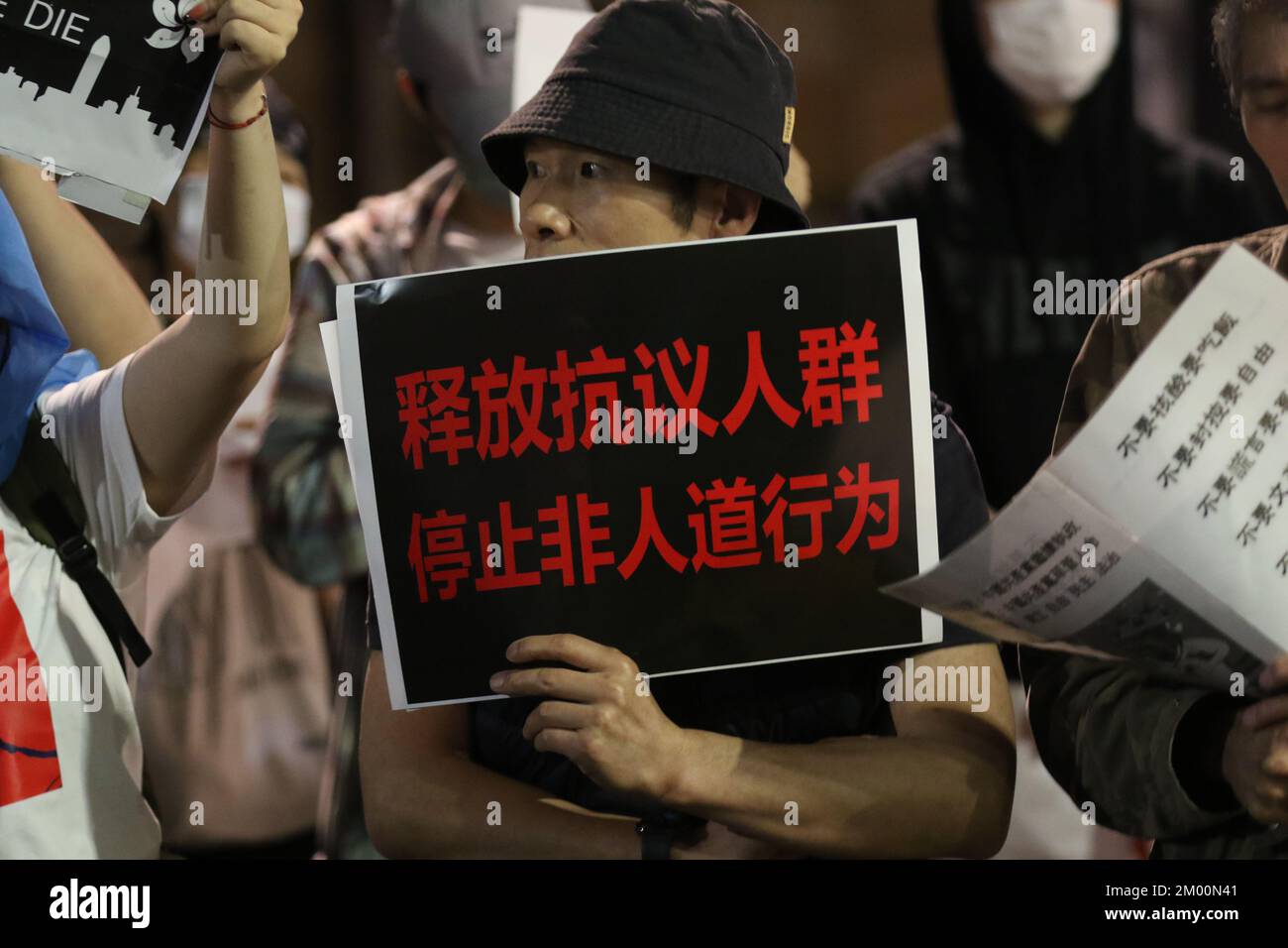 Sydney, Australien. 3.. Dezember 2022 Nach dem tödlichen Brand vom 24.. November in einem Hochhaus in der Hauptstadt von Urumqi in Xinjiang, in dem 10 Menschen ums Leben kamen, um für die Freiheit in China und gegen die Kommunistische Partei zu protestieren, versammelten sich erneut Demonstranten neben dem Rathaus von Sydney. Kredit: Richard Milnes/Alamy Live News Stockfoto