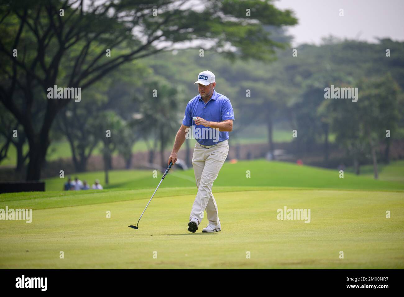 Jakarta, INDONESIEN. 03.. Dezember 2022. Lee Westwood aus ENGLAND erkennt die Menge an, die in Loch 1 während der 3.. Runde der indonesischen BNI Masters im Royale Jakarta Golf Club in Jakarta, INDONESIEN, zu verzeichnen war. Würde mit einem 6-Jährigen unter 66 abschließen, um einen Teil der Führung im Clubhaus auf 10-unter-Par zu übernehmen. Kredit: Jason Butler/Alamy Live News. Stockfoto