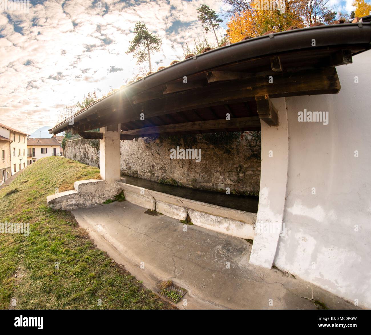 Borgo San Dalmazzo, Cuneo, Italien - 01. Dezember 2022: Das Steinwaschhaus in der Via Discesa Molino (Abfahrtsmühle) mit dem Licht und den Farben des Herbstes Stockfoto