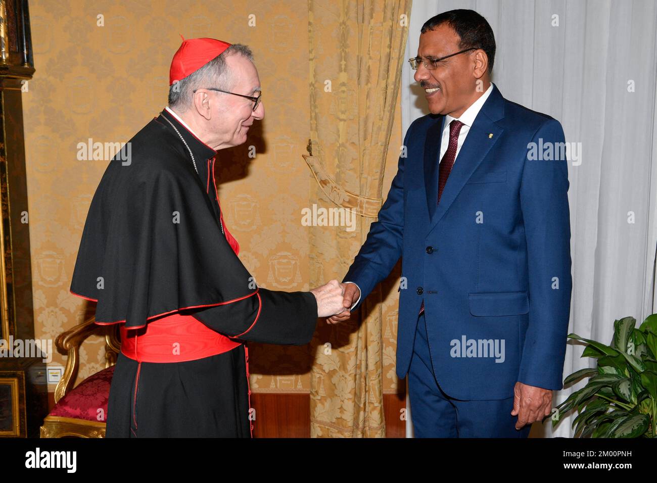 Vatikan, Vatikan. 03.. Dezember 2022. Italien, Rom, Vatikan, 22/12/3 Kardinal Pietro Parolin empfängt Herrn Mohamed Bazoum, Präsident der Republik Niger, in privater Audienz im Vatikan Foto von Vatikanmedien/katholisches Pressefoto. BESCHRÄNKT AUF REDAKTIONELLE VERWENDUNG - KEIN MARKETING - KEINE WERBEKAMPAGNEN Kredit: Independent Photo Agency/Alamy Live News Stockfoto