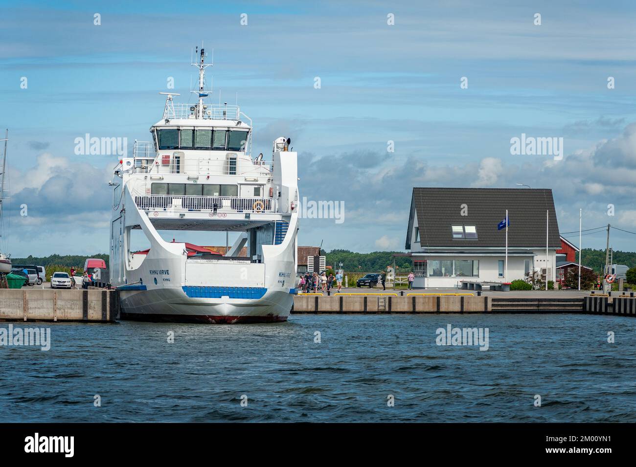 Munalaiu, Estland, 3. August 2022: Die Fähre am Hafenpier im Sommer. Konzept von Transport, Fähre, Transport und Reise. Stockfoto
