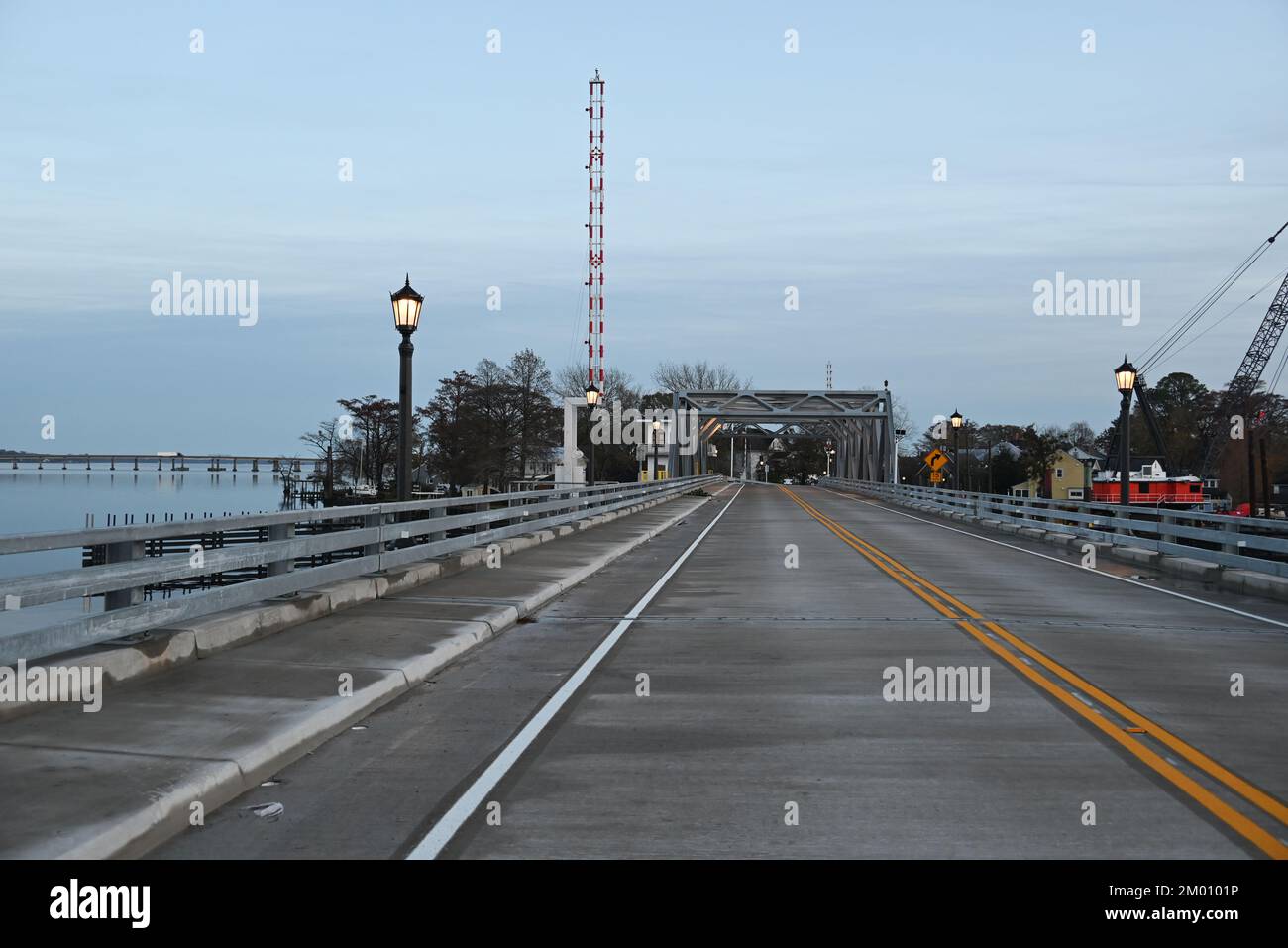 Die neue schwingende Stahlbrücke „Sky Bridge“ über dem Perquimans River am Stadtrand von Hertford, North Carolina Stockfoto