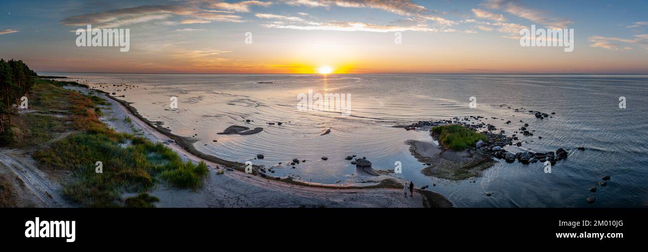 Die Küste von Ruhnu bei Sonnenuntergang. Estland, Ostsee. Blauer Himmel, rosa Wolken. Panoramablick. Natur, Ökotourismus, Reiseziele, Erholung t Stockfoto