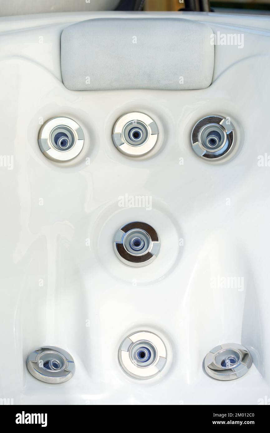 Abbildung: Sitzbereich des Hot Tubs mit Luftblasen und Platzierung für den Kopf Stockfoto
