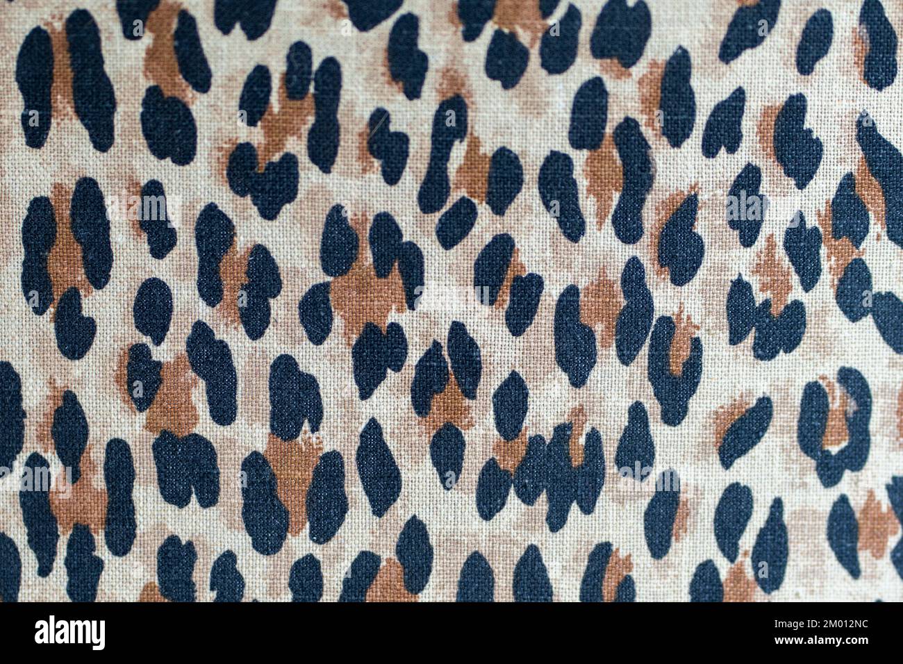 Bild: Textilstruktur mit Tierdruck. Leopardenfell-Hintergrund Stockfoto