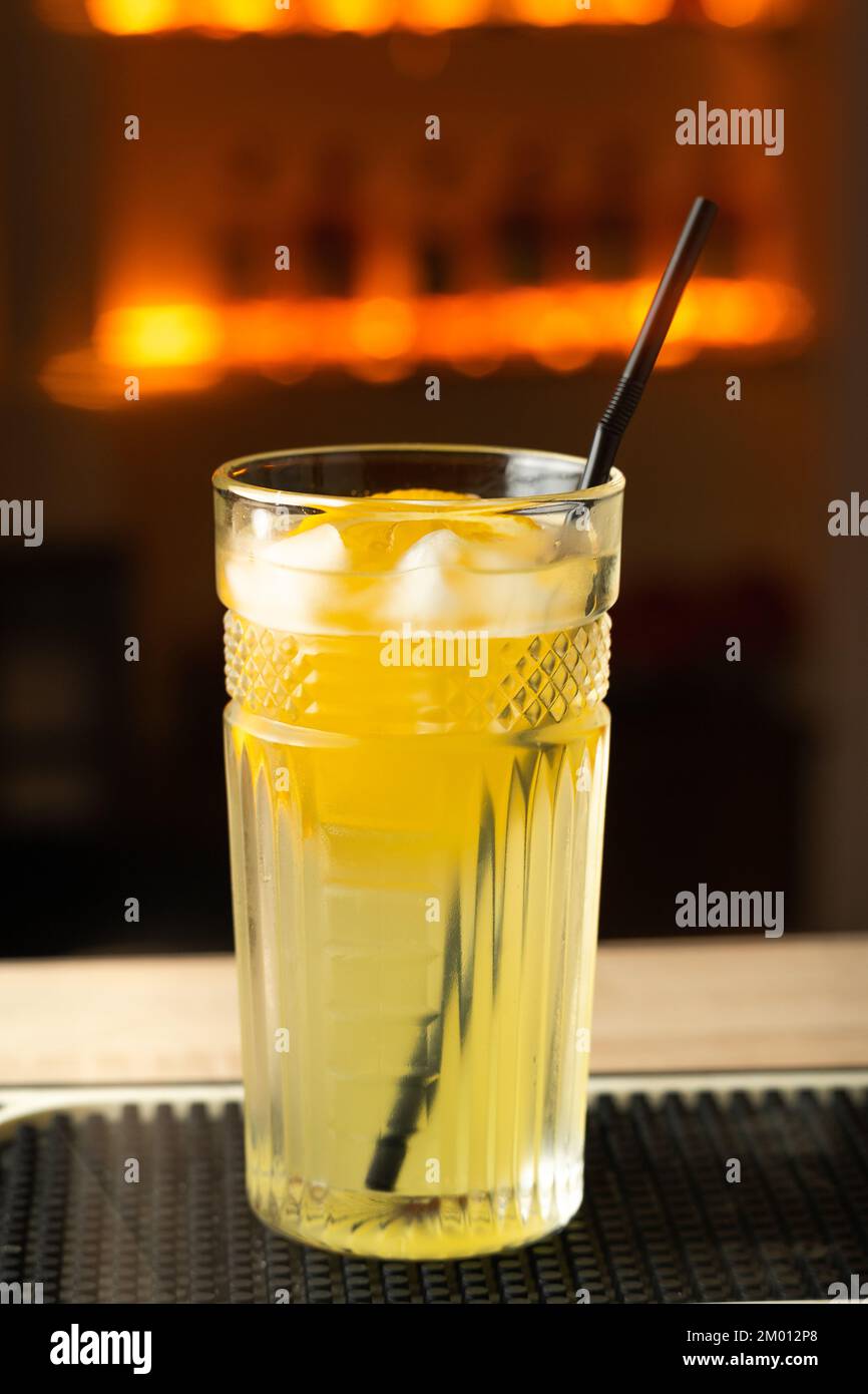 Nahaufnahme von eiskalten Gourmet-Cocktails mit Gin und Tonic Limonade, garniert mit Orangenscheiben an der Bar mit verschwommenem Hintergrund der Restaurant-Bar. Speicherplatz kopieren Stockfoto