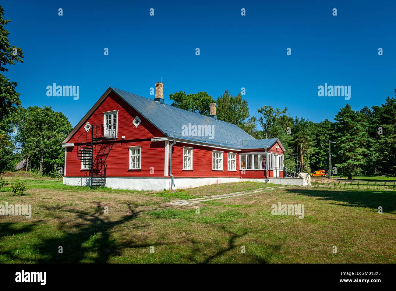 Blick auf die Ruhnu Grundschule. Traditionelles Holzhaus und Innenhof. Estland. Ostsee Stockfoto