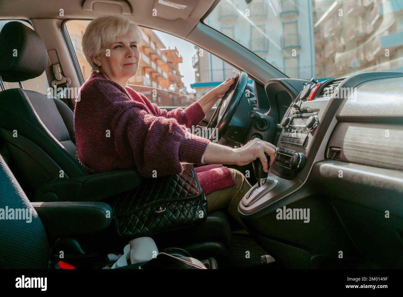 Die Frau auf dem Beifahrersitz durch das Lenkrad Stockfotografie - Alamy