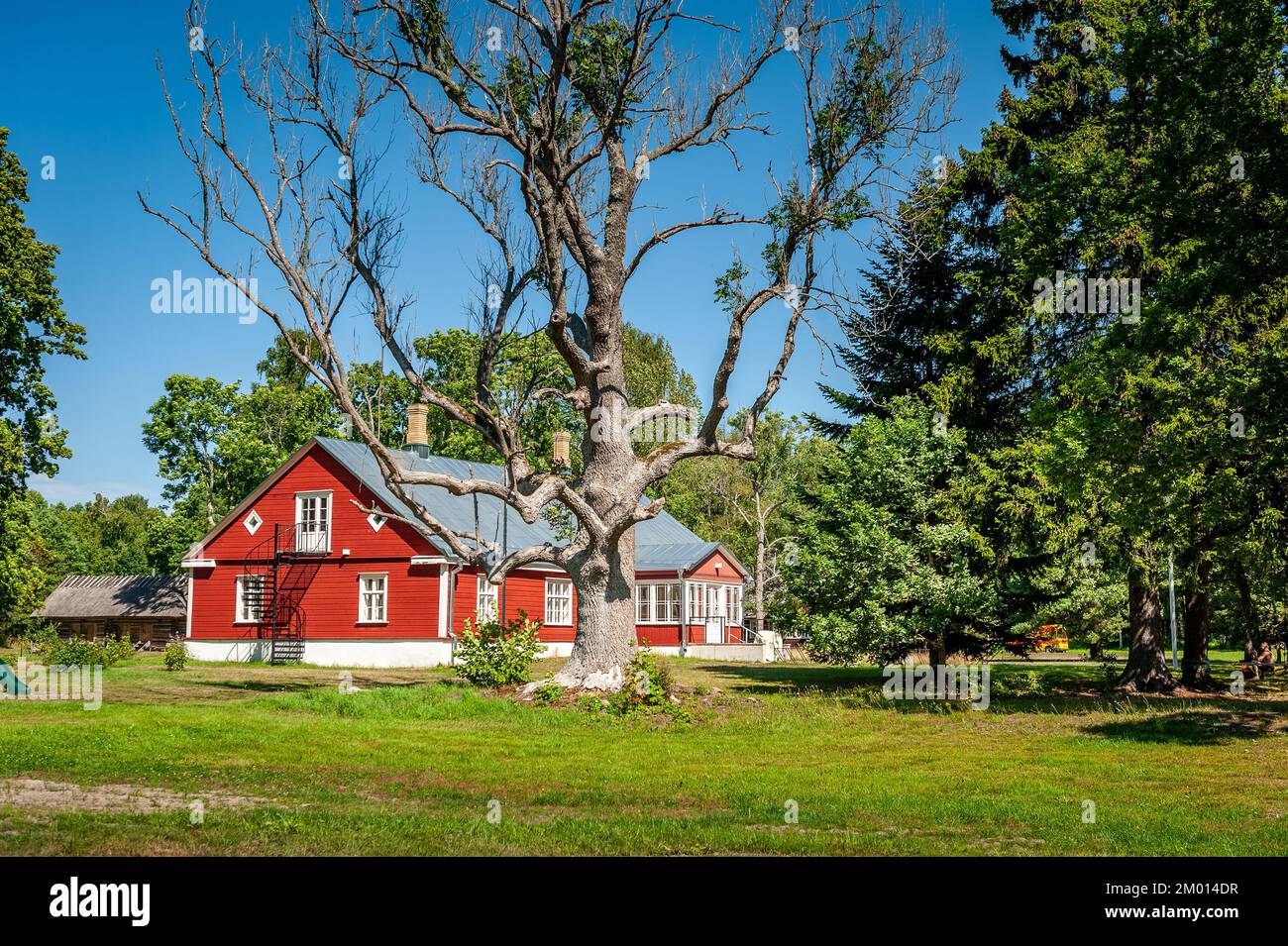 Blick auf die Ruhnu Grundschule. Traditionelles Holzhaus und Innenhof. Estland. Ostsee Stockfoto