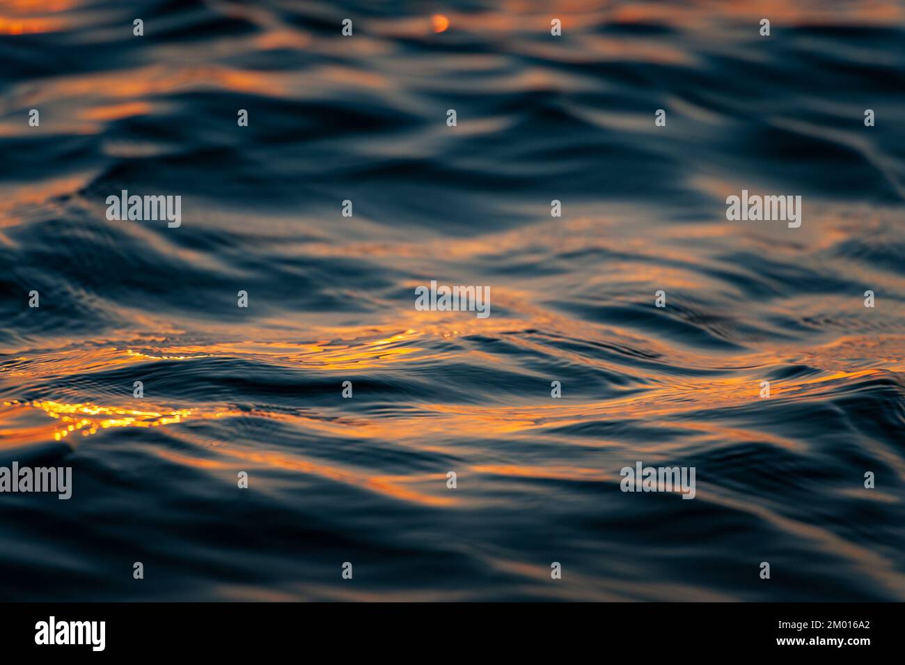 Foto von Wellenwassertexturen bei Sonnenuntergang. Bewegungsunschärfe. Weichzeichner. Stockfoto