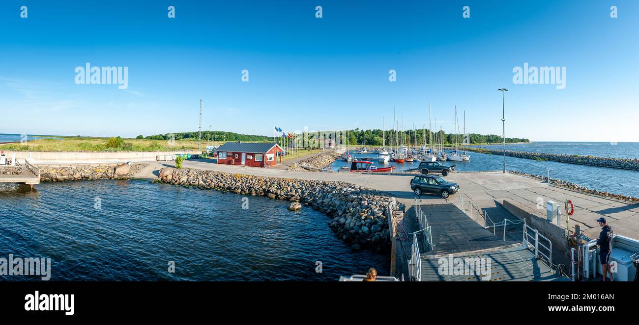 Ringsu, Estland, 5. August 2022: Die Fähre am Hafenpier im Sommer. Konzept von Transport, Fähre, Transport und Reise. Panorama. Stockfoto