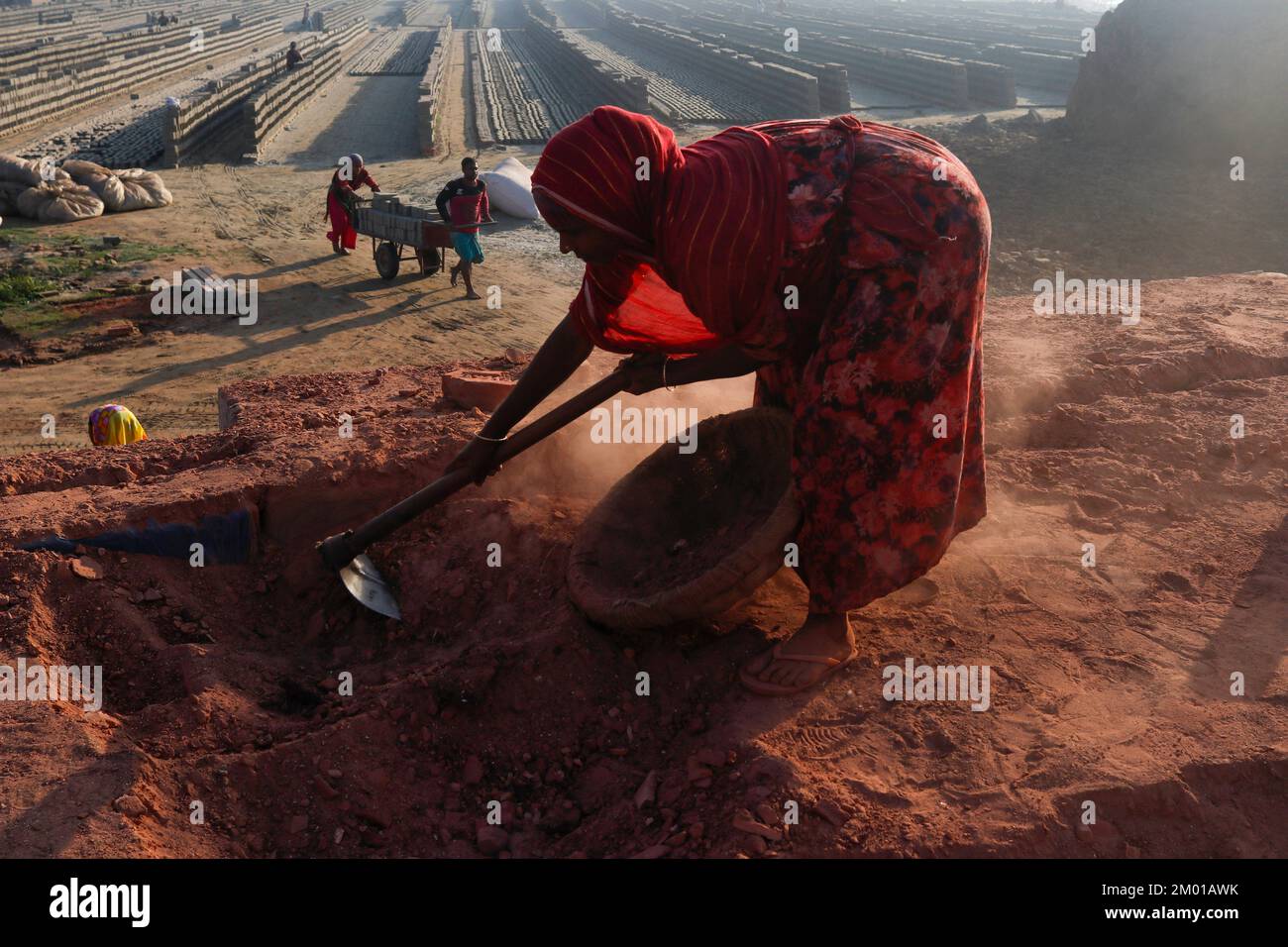 Dhaka, Dhaka, Bangladesch. 3.. Dezember 2022. Saisonarbeitnehmer arbeiten am 3. Dezember 2022 in einer ungesunden Umgebung auf einem Ziegelsteinfeld in Dhaka, Bangladesch. (Kreditbild: © Abu Sufian Jewel/ZUMA Press Wire) Stockfoto