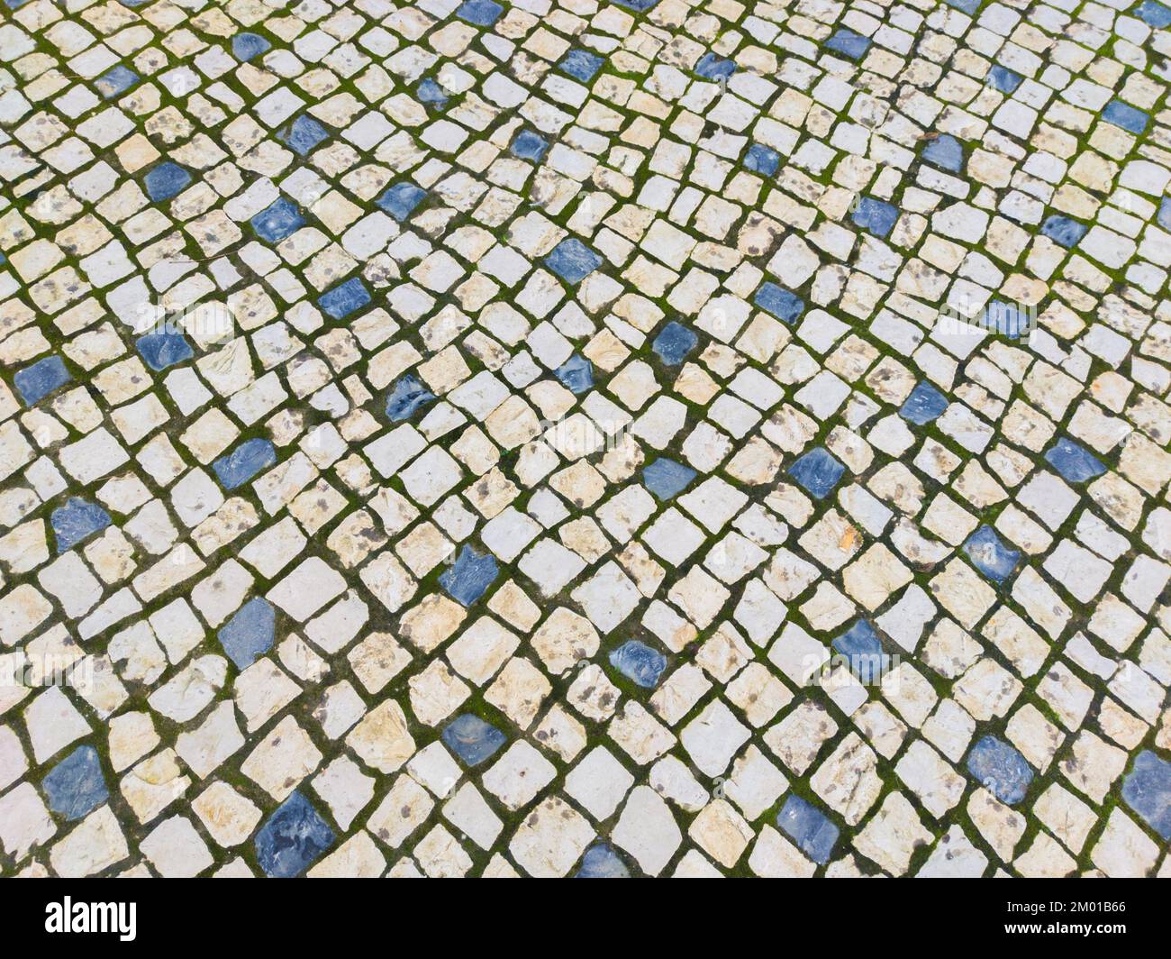 Traditioneller portugiesischer Bürgersteig. Gemusterte Oberfläche. Stockfoto