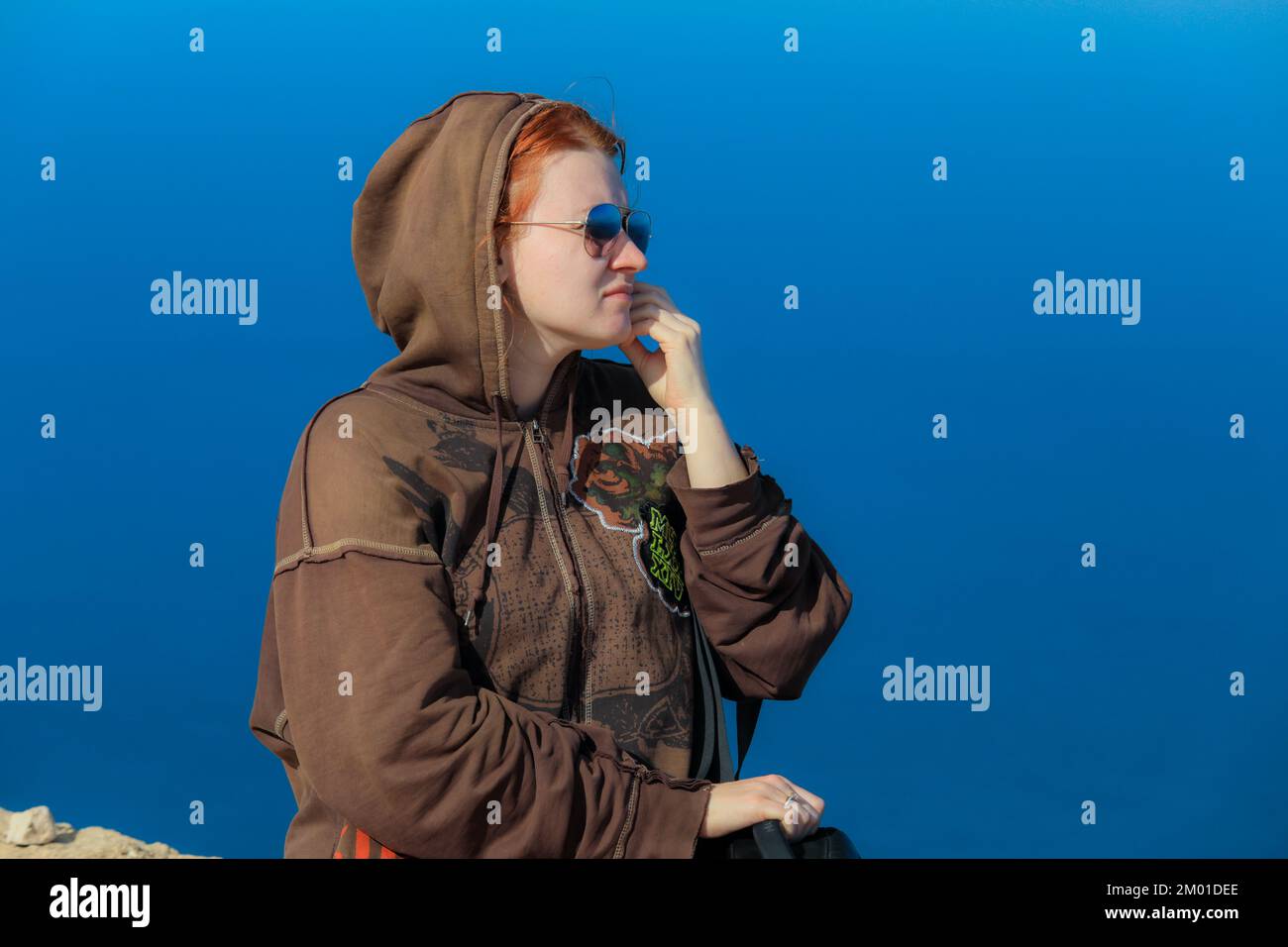Weißer Tourist, der mit einer alten Brücke posiert, Sidi Rached in Konstantine, Algerien Stockfoto
