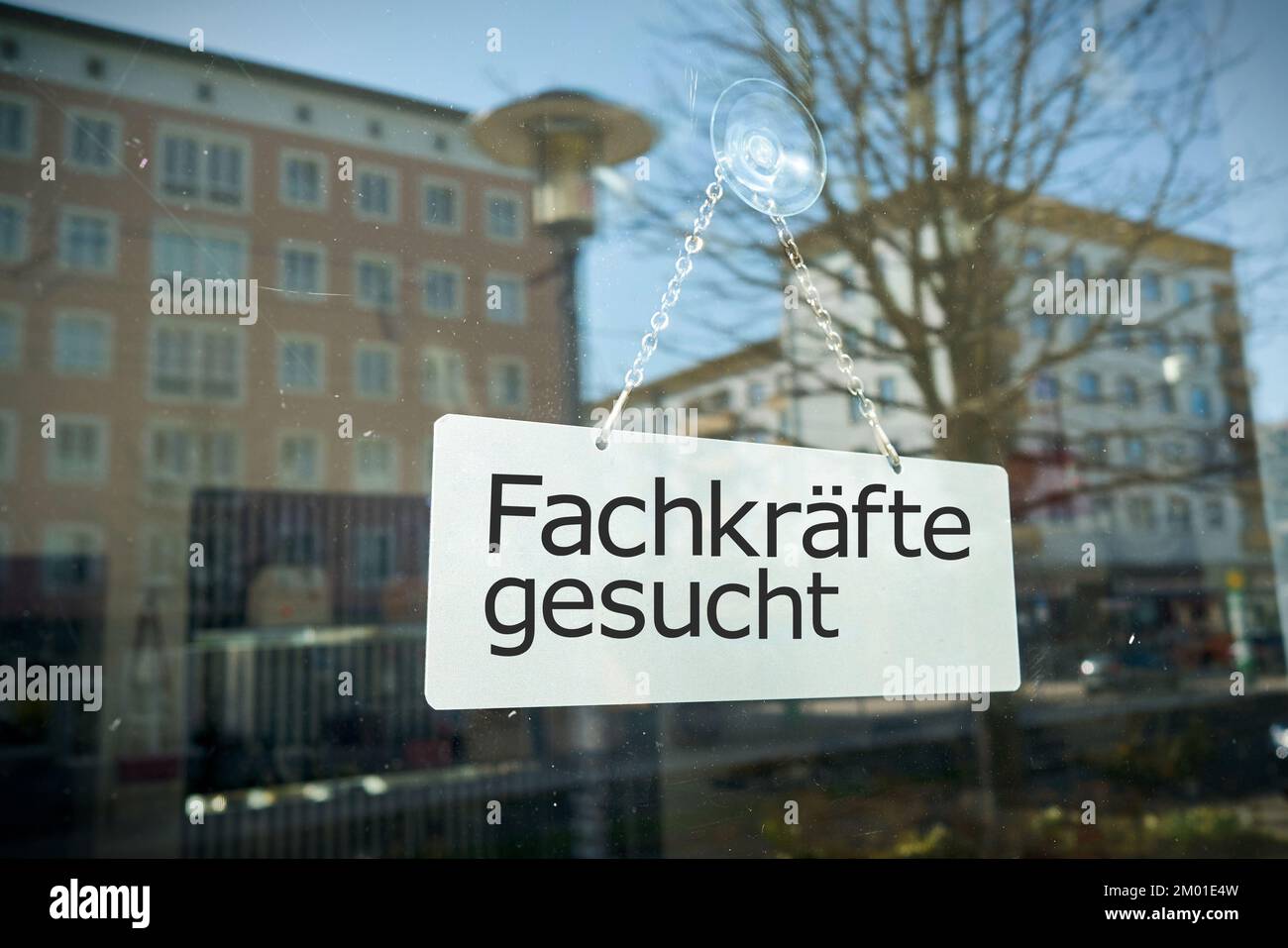 Schild am Schaufenster mit der deutschen Inschrift Fachkrafte gesucht. Übersetzung: Qualifizierte Arbeitskräfte gesucht Stockfoto