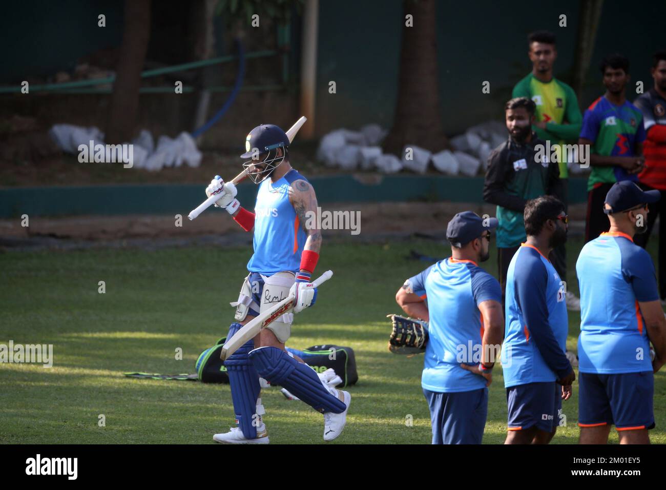 Indischer Cricketspieler Virat Kohli während der Übungssitzung auf dem Gelände der National Cricket Academy in Mirpur vor dem ersten der drei-Spiel-ODI-Serie Stockfoto