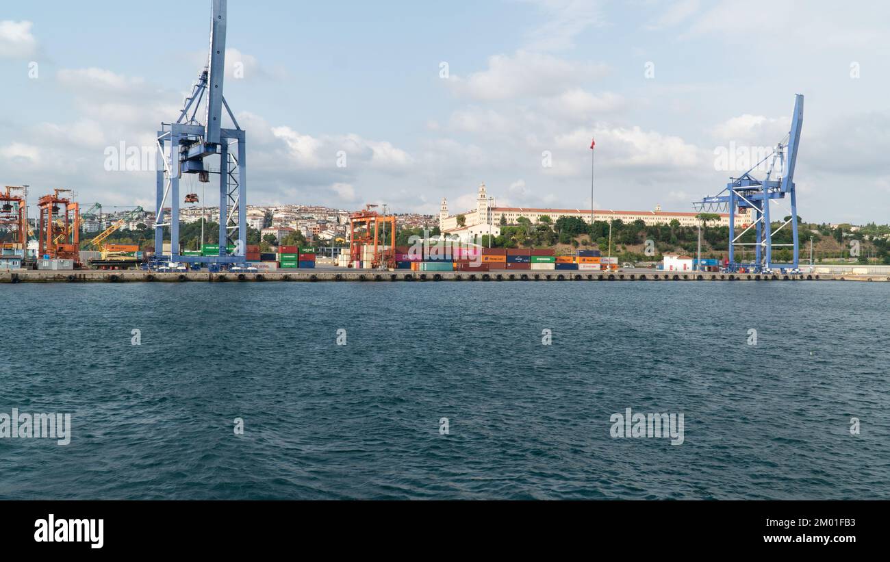 Hafen von Haydarpasa. Hafen von Hardarpasa in Istanbul. Handel mit Waren im Ausland über Handelsschiffe. Import/Export-Konzept. Istanbul, Türkei, 3. Dezember 2022 Stockfoto