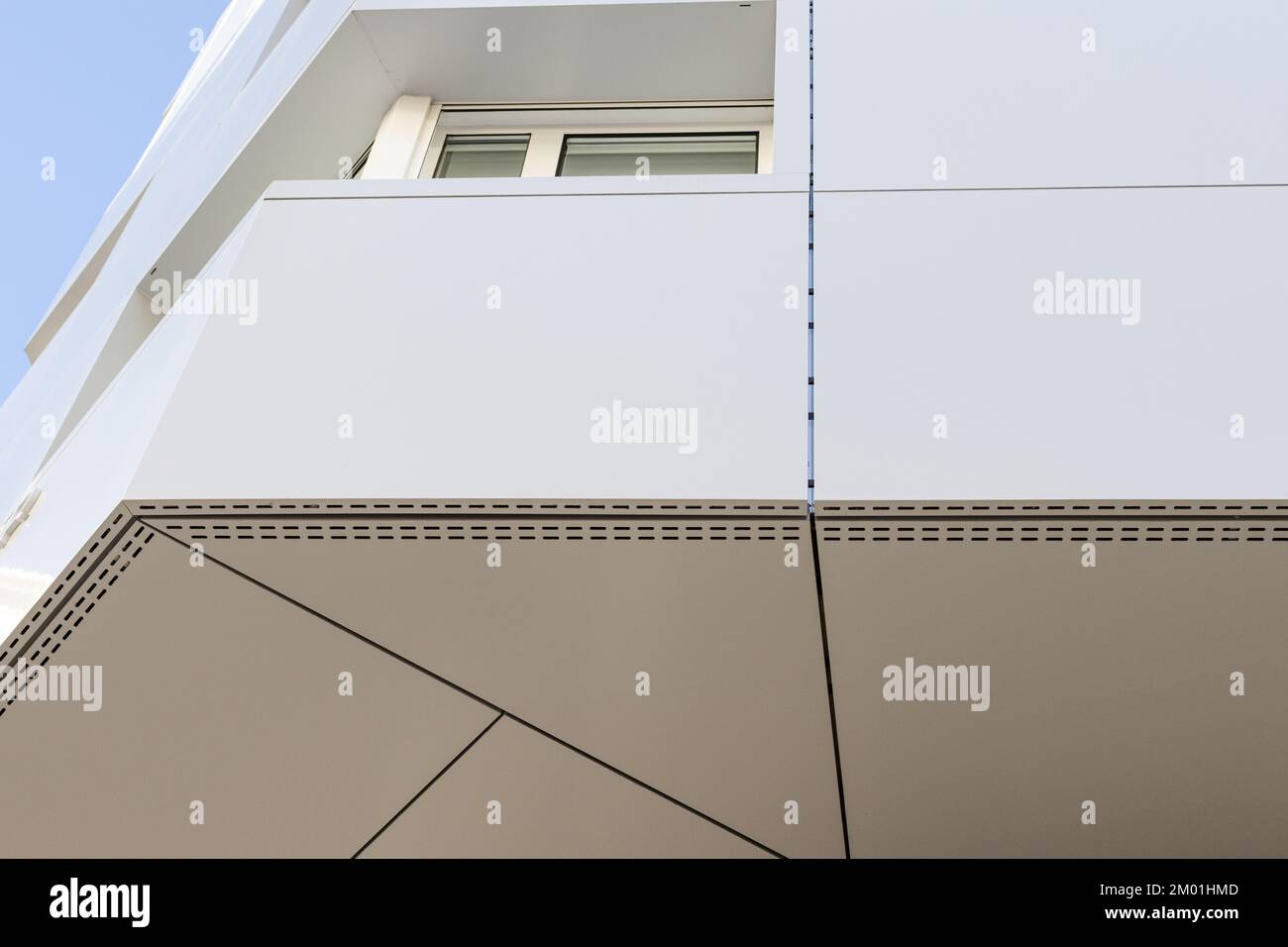 Detail einer Aluminiumverkleidung an einer Gebäudefassade. Restaurierung eines alten Gebäudes mit Aluminium-Metall-Verbundplatten. Belüftete Fassade Stockfoto