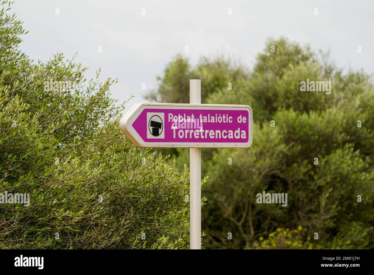 Wegweiser: Prähistorisches Dorf in Torretrencada, Ciutadella auf Menorca, Balearen, Spanien Stockfoto