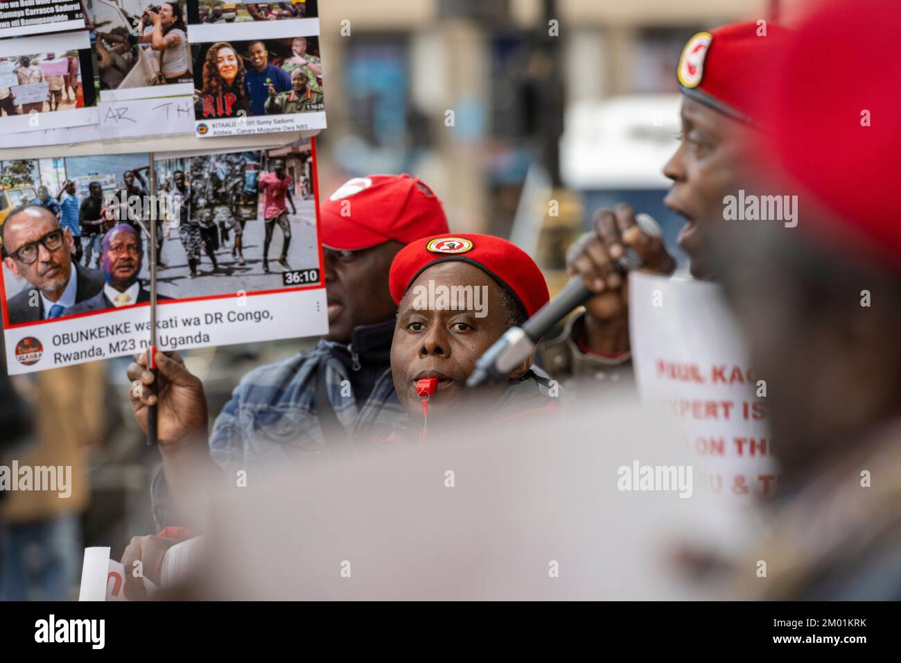 Ugandas Exilanten protestieren außerhalb des Uganda High Commission in London. Die Demonstration war gegen die Regierung von Uganda, die den Vorsitz geführt hat Stockfoto