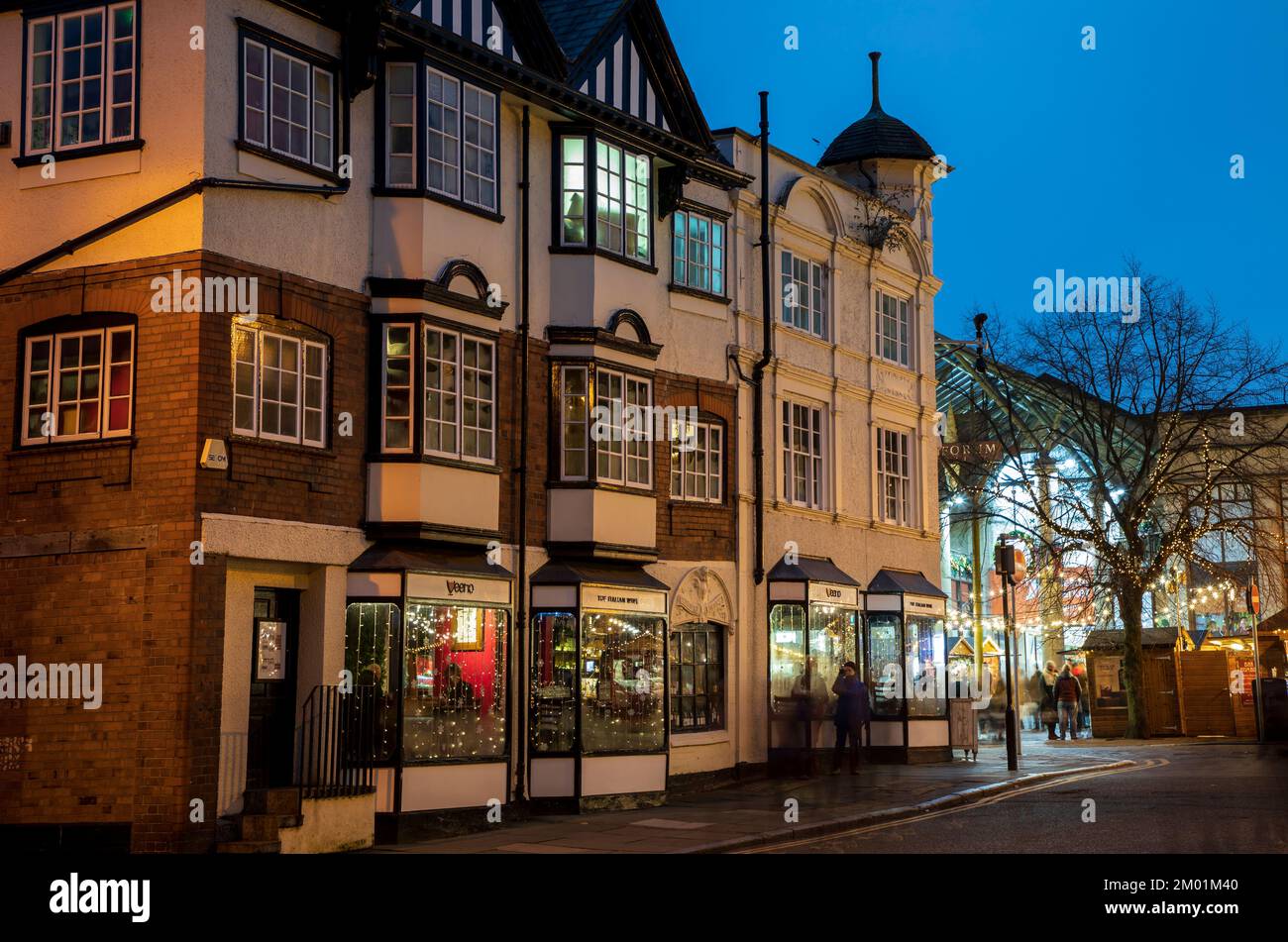 Chester, Großbritannien - 30.. November 2022: Weihnachtsbeleuchtung schmücken die Altstadt von Chester Stockfoto