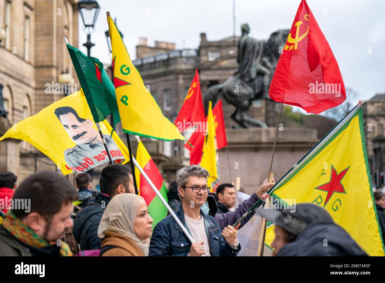 Teilnehmer an der schottischen Solidaritaet mit Kurdistan-Demonstration in der Princes Street, Edinburgh. Foto: Samstag, 3. Dezember 2022. Stockfoto