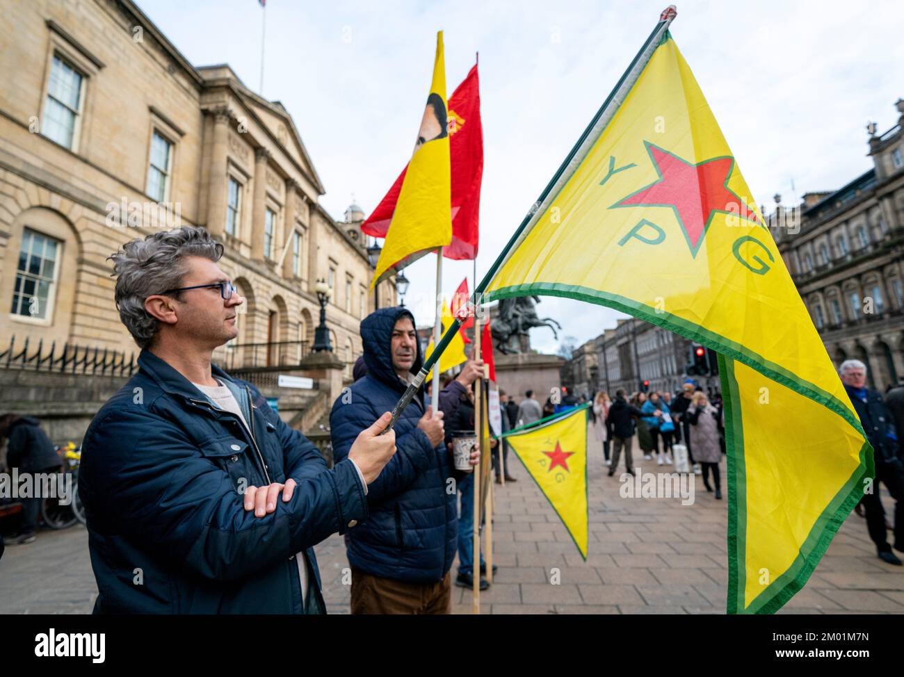 Teilnehmer an der schottischen Solidaritaet mit Kurdistan-Demonstration in der Princes Street, Edinburgh. Foto: Samstag, 3. Dezember 2022. Stockfoto