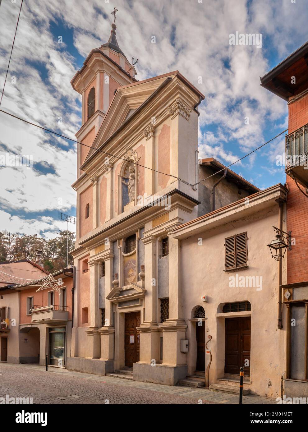 Borgo San Dalmazzo, Cuneo, Italien - 01. Dezember 2022: kirche der Bruderschaft San Giovanni oder Barmherzigkeit (19. Jahrhundert) in der Via Roma Stockfoto