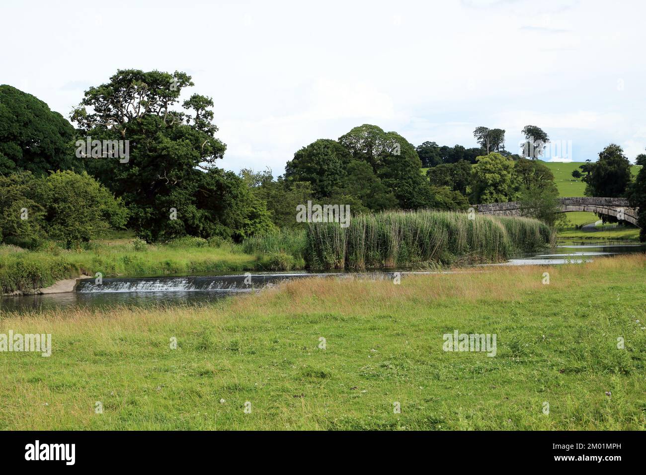 Wehr on River Bela and Milnthorpe Bridge, Milnthorpe, Cumbria, England, Vereinigtes Königreich Stockfoto