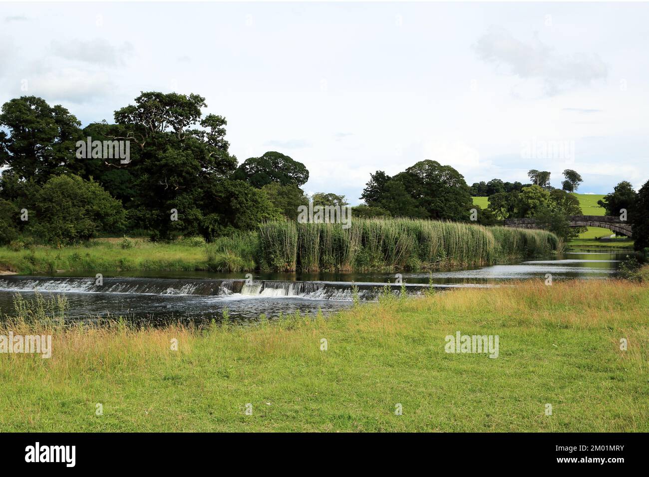 Wehr on River Bela and Milnthorpe Bridge, Milnthorpe, Cumbria, England, Vereinigtes Königreich Stockfoto