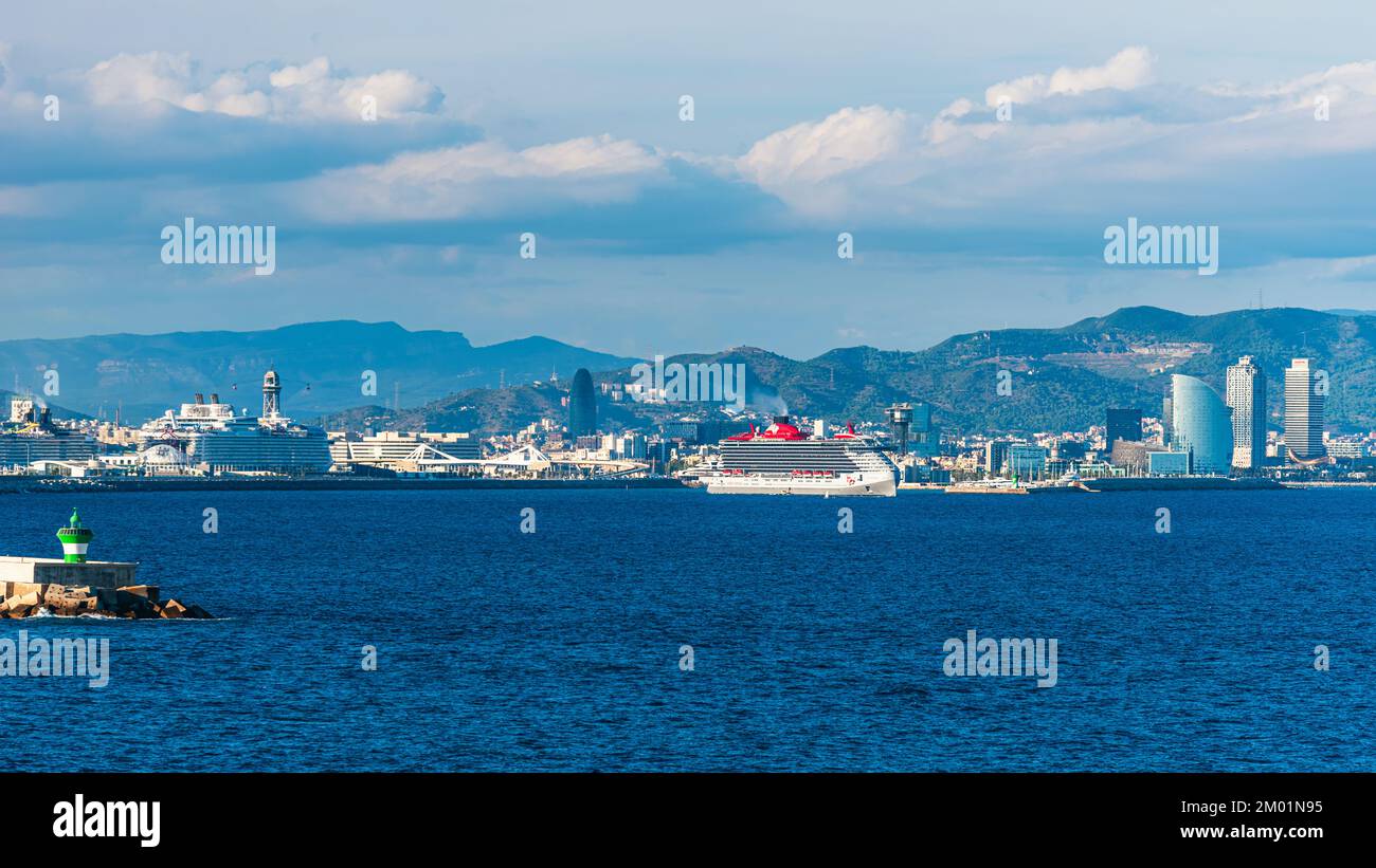 Tapfere Dame - Jungfrauen-Kreuzfahrtschiff auf See mit Barcelona im Hintergrund, Katalonien, Spanien, Europa Stockfoto