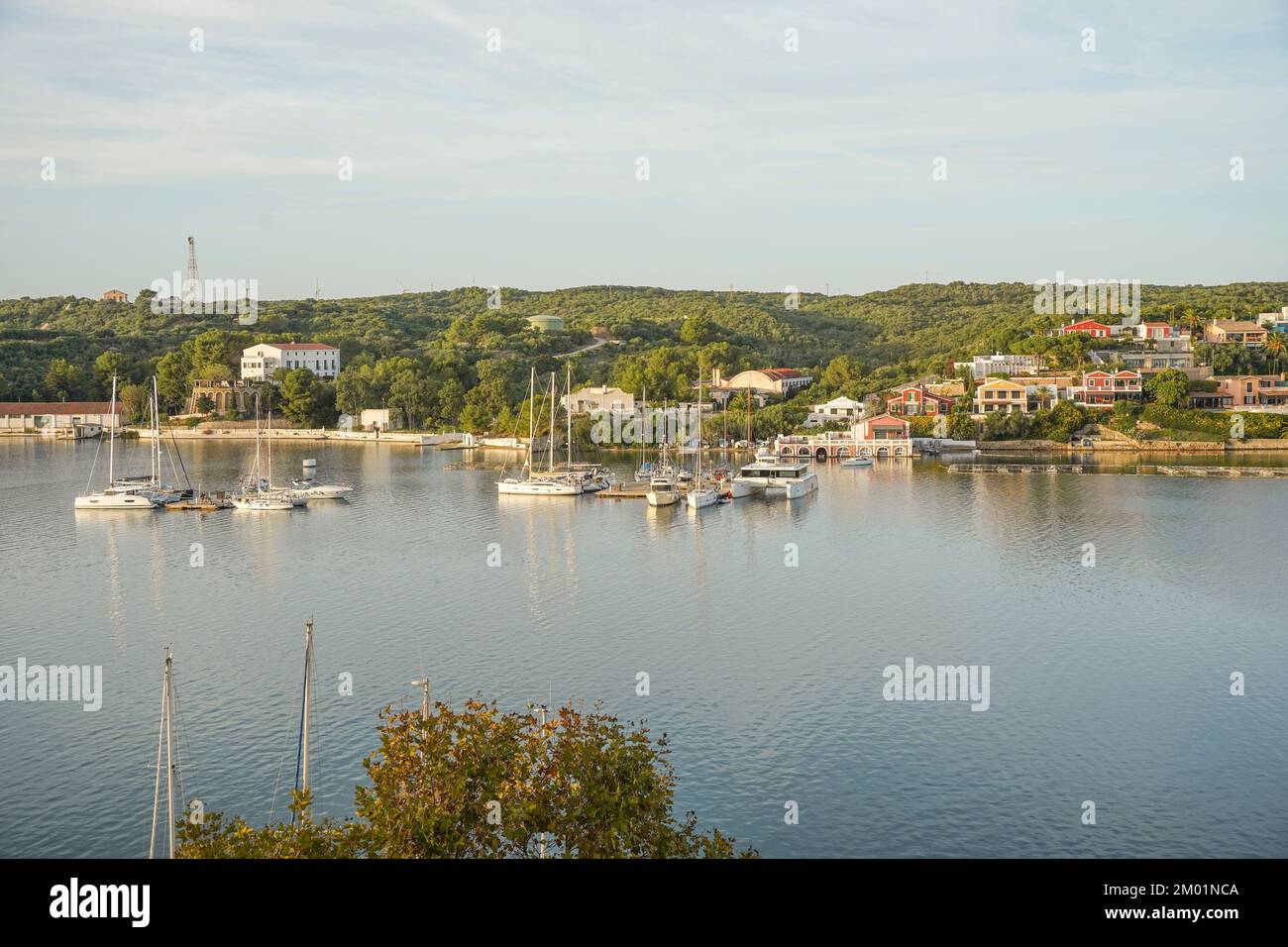 Die Altstadt von Mahon, Mao Menorca. Mit Hafen, Mittelmeer, Balearen, Spanien. Stockfoto