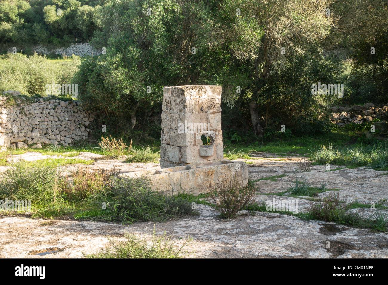 Überreste des prähistorischen Wasserreservoirs in Torretrencada bei Ciutadella auf Menorca, Spanien Stockfoto