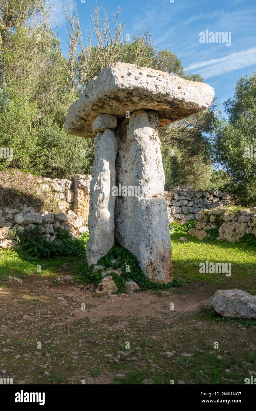 Taula, T-förmiges Steindenkmal, prähistorisches Dorf in Torretrencada bei Ciutadella auf Menorca, Spanien Stockfoto