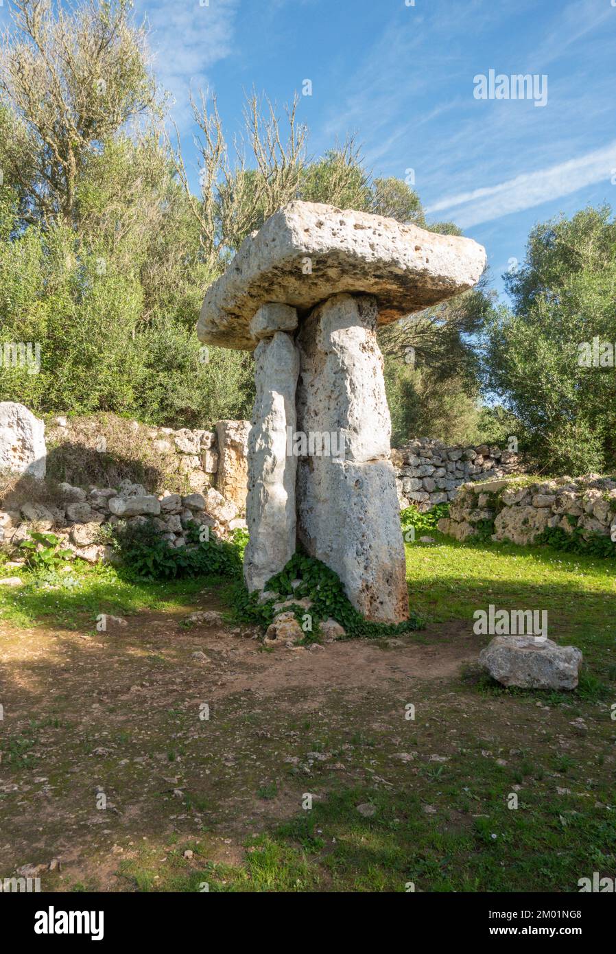 Taula, T-förmiges Steindenkmal, prähistorisches Dorf in Torretrencada bei Ciutadella auf Menorca, Spanien Stockfoto